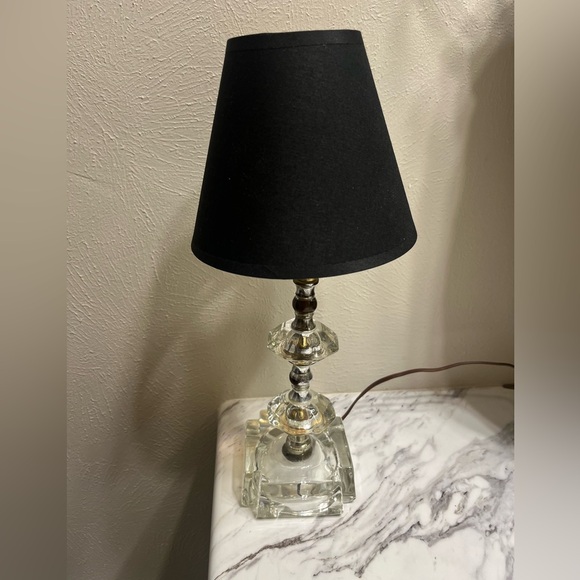 Elegant Black and Clear acrylic Table Lamp - Picture 1 of 4